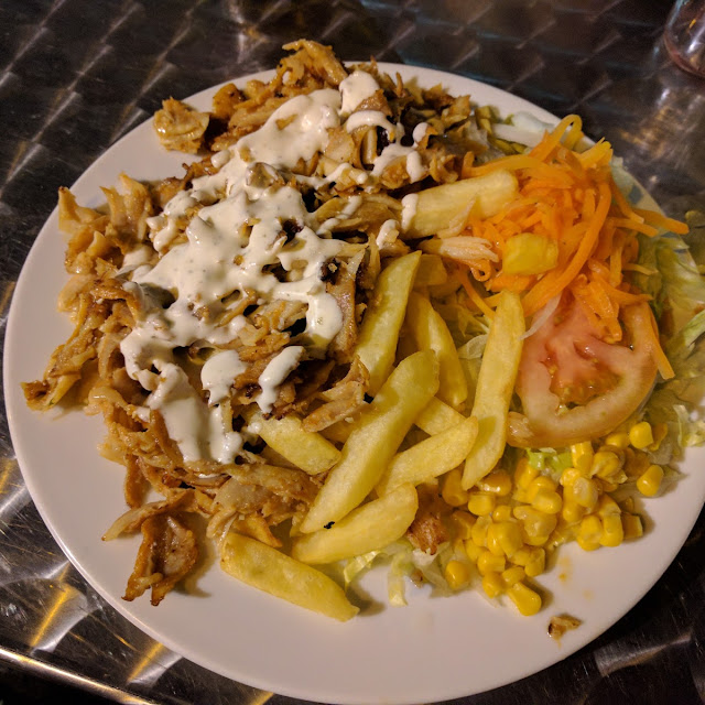 Durum Kebab Mixto En Plato Con Patatas
