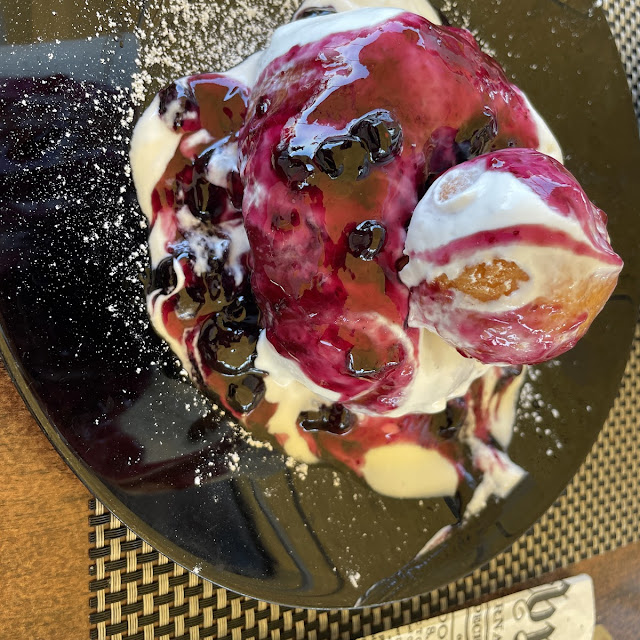 Küchlein Mit Puddingsosse Blaubeeren