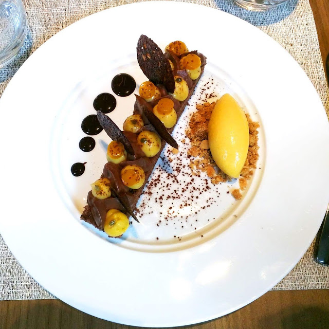 Chocolat de Tanzanie Ganache Montée À la Vanille Glace Cardamome Tuile Croquante