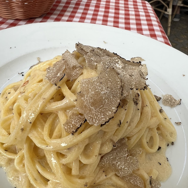 Spaghettoni Aus Dem Käselaib Mit Schwarzem Trüffel