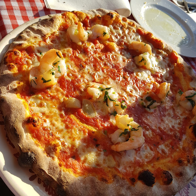 Pizza Mit Scampi Und Knoblauchöl