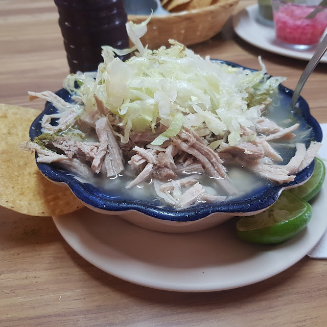 Pozole Blanco de Surtida Con Lechuga